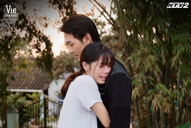'Cây táo nở hoa' tập 53: Hoạn nạn mới thấy chân tình, người ở lại với Ngọc chỉ có Hạnh, còn Ngà - Báu - Dư đều từ bỏ gia đình