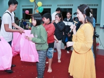 Cao Mỹ Kim giản dị trao hơn 800 quà cho người già và trẻ em nghèo