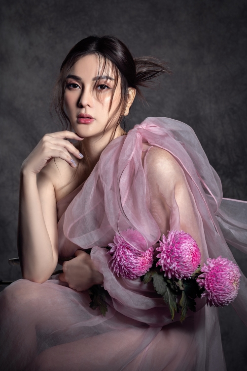 sap den ngay lam bon thu thuy ra mat ca khuc moi danh tang khan gia