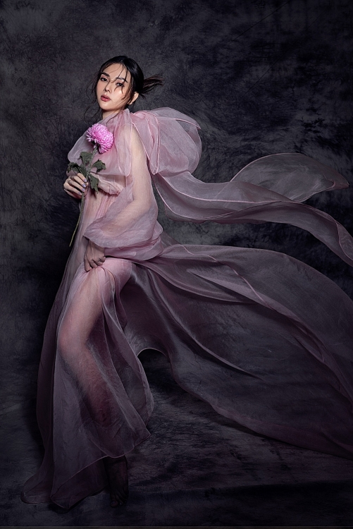 sap den ngay lam bon thu thuy ra mat ca khuc moi danh tang khan gia