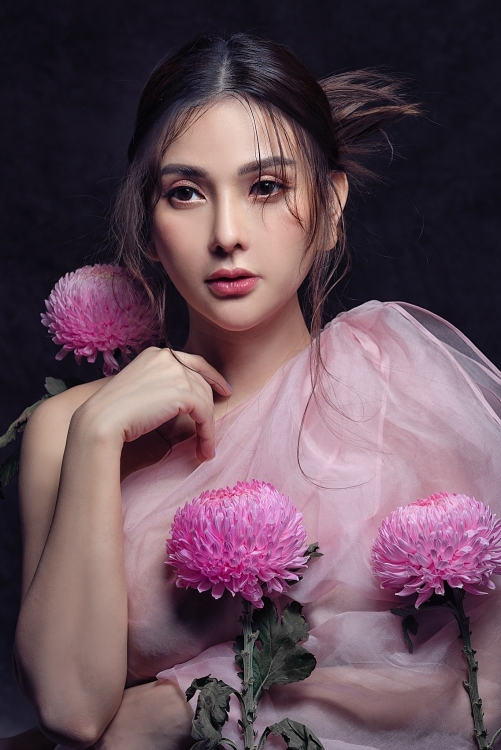 sap den ngay lam bon thu thuy ra mat ca khuc moi danh tang khan gia