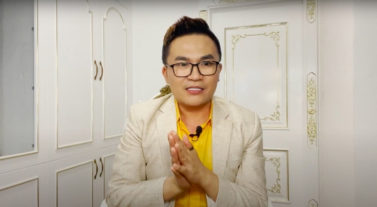 NSƯT Vũ Thành Vinh, MC Quỳnh Hoa, MC Đại Nghĩa, MC Thanh Thảo và MC Ngọc Diễm ngồi ghế nóng 'Én vàng 2021'