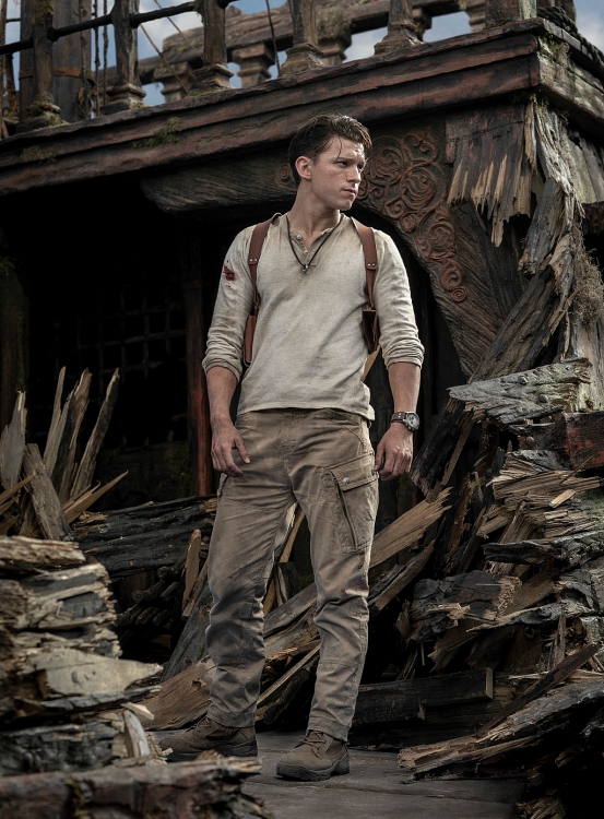 Người nhện Tom Holland lơ lửng trên không khi đi tìm kho báu trong 'Thợ săn cổ vật'