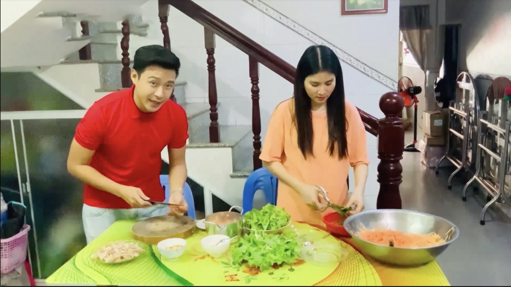 'Ở nhà vui mà': Kha Ly hạnh phúc cùng Thanh Duy vào bếp nấu ăn ngày giãn cách