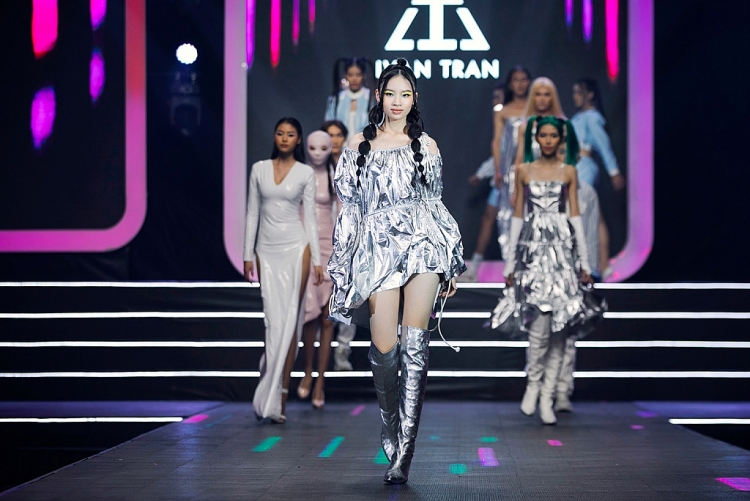 Mẫu nhí Bảo Hà hóa thần tượng Kpop cực sành điệu trong BST của NTK Ivan Trần