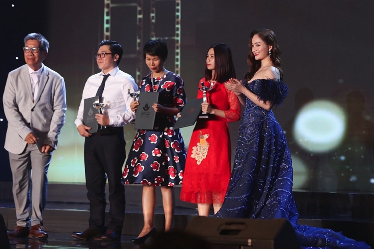 Lan Phương lộng lẫy như công chúa trên thảm đỏ LHPVN lần thứ 21 lan phuong long lay nhu cong chua tren tham do lhpvn lan thu 21