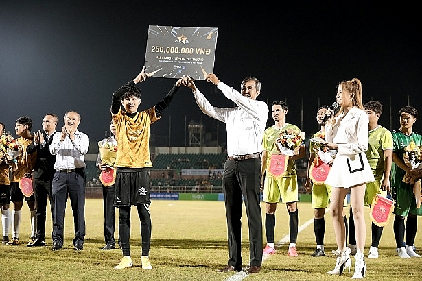 nghe si va cac danh thu hang dau viet nam thi dau cong hien het minh trong tran cau all stars tiep lua yeu thuong