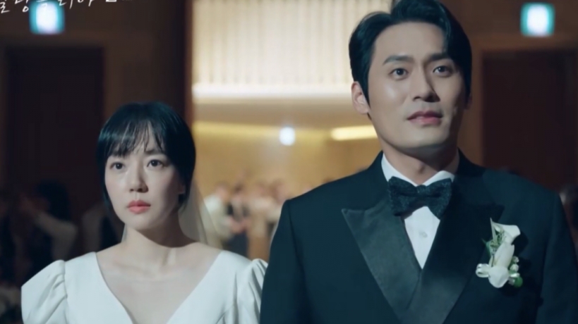'Melancholia - Góc khuất học đường': Im Soo Jung bị tung ảnh thân mật với học sinh Lee Do Hyun trong đám cưới