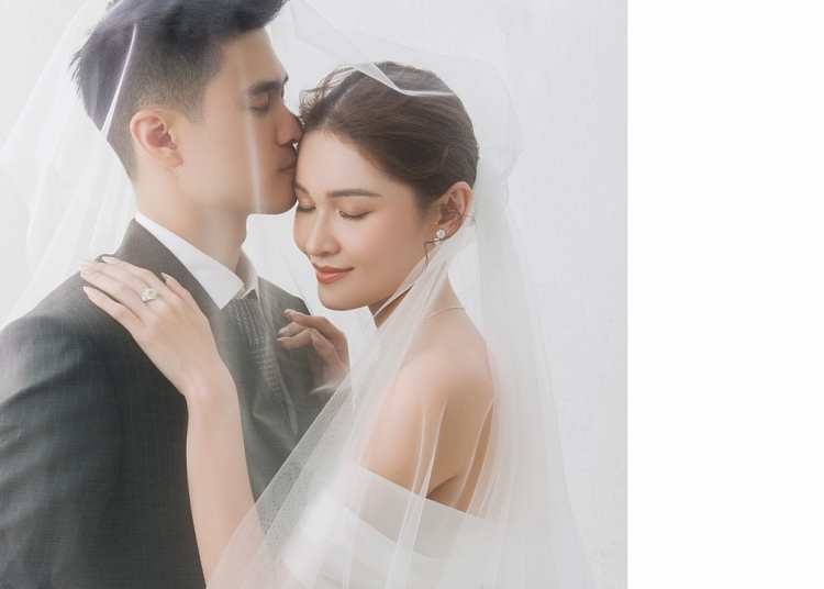 Ảnh cưới đơn giản mà quá đỗi ngọt ngào của Á hậu Thùy Dung và chồng doanh nhân