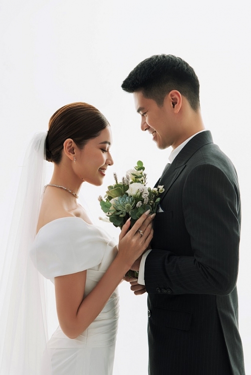 Ảnh cưới đơn giản mà quá đỗi ngọt ngào của Á hậu Thùy Dung và chồng doanh nhân