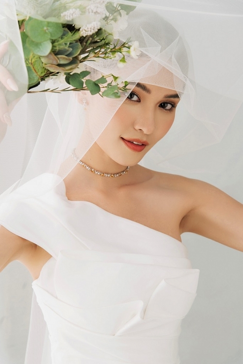 Ảnh cưới đơn giản mà quá đỗi ngọt ngào của Á hậu Thùy Dung và chồng doanh nhân