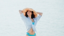 MC Thanh Mai khoe vẻ đẹp không tuổi với bộ hình bikini giữa biển Chết