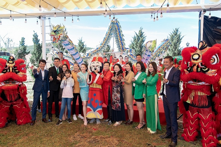 ly nha ky chinh thuc khai truong resort khung o da lat