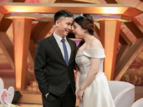 'Vợ chồng son': Cưới được vợ nhỏ hơn 18 tuổi, chàng bác sĩ khiến MC Quốc Thuận cũng phải ghen tị với độ trẻ trung