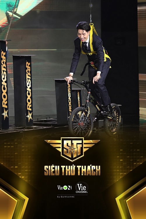 Ngồi ghế nóng tập 4 'Siêu thử thách', Đức Phúc trải nghiệm combo thử thách mạo hiểm: đi trial bike, đứng trên gàu máy xúc
