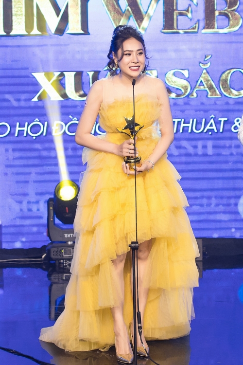 Bán xe, stress nặng khi làm phim, Hồ Bích Trâm lập 'cú đúp' tại Ngôi sao xanh với web-drama 'Về nhà ăn Tết'
