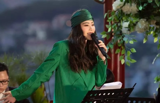 Nam Em hết mình vì fans, dù đổ bệnh, mắt mở không nổi nhưng vẫn say sưa hát tặng người hâm mộ