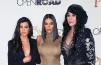 Cher đọ dáng với Kim và Kourtney Kardashian
