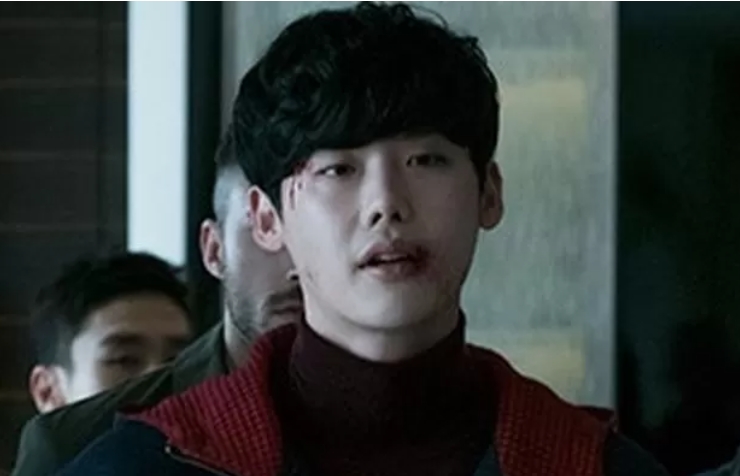 ‘The Witch 2’ của Lee Jong Suk ngập cảnh bạo lực vẫn được gắn mác 15+