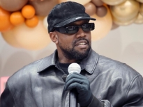 Kanye West cầu xin Kim Kardashian quay lại